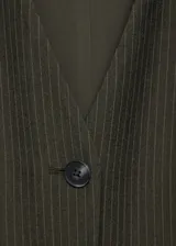 Mono largo de tejido fluido color verde oscuro con finas rayas verticales blancas. Tiene cuello en V, cierre frontal con botones, cinturón ajustable y diseño sin mangas.