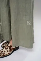 Pantalón verde oliva de lino, corte palazzo, con cintura elástica y aberturas laterales con botones.