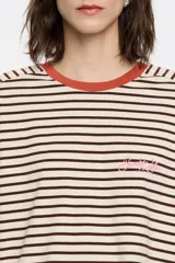Camiseta de algodón a rayas horizontales color mostaza y rosa claro, con cuello redondo azul y logo bordado en el pecho.