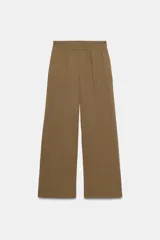 Pantalón marrón de tiro alto con cintura elástica, bolsillos delanteros y pernera ancha.