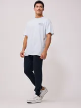 Pantalón deportivo tipo jogging color gris, confeccionado en 60% algodón y 40% poliéster, con cintura elástica ajustable con cordón.