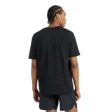 Remera negra de algodón con estampado frontal de una zapatilla New Balance y texto "new balance running club" en blanco.