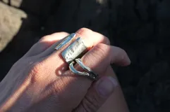 Anillo abierto de bronce con diseño de doble banda.