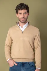 Sweater azul marino de lana merino 100% con cierre medio.