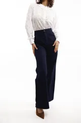 Pantalón ancho de gabardina de algodón color azul marino, de tiro alto.