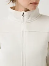 Campera polar color crema con cierre frontal completo, cuello alto y bolsillo con cierre en la manga izquierda.