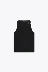 Musculosa negra de punto con cuello redondo y detalle de aro metálico plateado en el hombro.