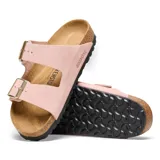 Sandalias Birkenstock Arizona, color rosa claro, con dos correas ajustables con hebillas doradas y plantilla anatómica de corcho y látex.