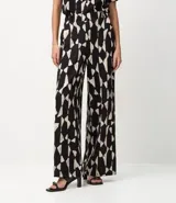 Pantalón de mujer modelo wide leg, con cintura elástica y estampado abstracto en blanco y negro. Confeccionado en tejido piqué de viscosa certificada.