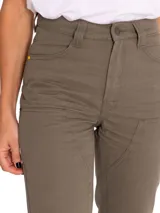 Pantalón negro de corte recto con bolsillos frontales y traseros.