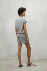 Shorts blancos de algodón orgánico y reciclado, con cintura elástica ajustable y bolsillos laterales.