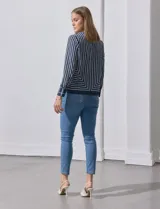 Blusa de gasa estampada a rayas verticales blancas y negras, marca Sioni. Espalda con abertura y botón. Manga larga con puño y botón.