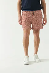 Short de baño estampado con cintura elástica ajustable con cordón, dos bolsillos laterales y uno trasero. Confeccionado en tela ligera de secado rápido y logo bordado.