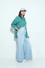 Jean ancho de tiro medio, color azul oscuro, con corte wide leg y paneles de costura visibles en las piernas.