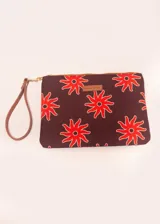 Sobre de mano color marrón con estampado de flores rojas y cierre superior con cremallera.