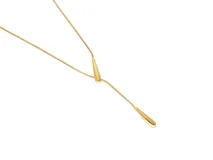 Collar de acero con baño de oro, compuesto por una cadena fina y dos dijes colgantes en forma de gota.