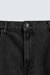 Pantalón de jean celeste con efecto lavado, corte amplio tipo balloon fit, tiro medio, cinco bolsillos y cierre frontal con cremallera y botón.