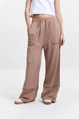 Pantalón de felpa celeste con cintura elastizada ajustable y bolsillos laterales.