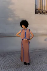 Falda larga tejida calada color camel con lurex en rayas azules y tajos laterales.