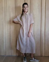 Vestido túnica midi color beige con rayas verticales blancas, cuello camisero y mangas cortas.