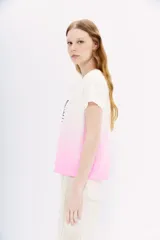 Remera blanca de algodón peruano con teñido artesanal di dye en degradé rosado. Estampa frontal de mariposa bordada en hilo.