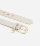 Kit de dos cinturones finos, uno color beige y otro color marrón, con hebilla dorada y colgante de triángulo.