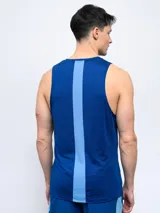 Musculosa de entrenamiento Umbro negra con cuello y sisas en gris. Logo de la marca estampado en el pecho.