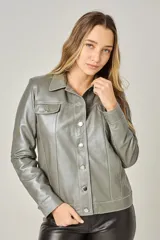 Campera tipo jeanera de cuero color peltre, con cuello clásico, cierre frontal con botones metálicos y dos bolsillos con solapa en el pecho.