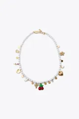 Set de dos collares: uno de perlas con charms colgantes de diferentes formas, tamaños y materiales, con cierre de mosquetón; y otro de eslabones metálicos dorados y abalorios de colores, con charms colgantes de diferentes formas, tamaños y materiales, con cierre de mosquetón.