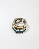 Anillo de plata 925 con dublé de oro, adornado con zirconias azules y blancas.