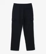 Pantalón baggy negro de algodón y poliéster, con cintura elástica ajustable con cordón, bolsillos laterales tipo cargo y bolsillo trasero.