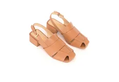 Sandalia de cuero color caramelo con punta cuadrada, tiras anchas entrecruzadas y talón abierto con pulsera ajustable y hebilla metálica. Taco ancho forrado en cuero.