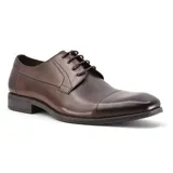 Zapato acordonado de cuero negro, con puntera redondeada y suela plana.
