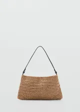 Bolso de tejido de mimbre en color tostado, con asa negra integrada.