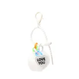 Llavero con cadena de eslabones blancos, argollas de colores y pompón blanco. Incluye dije en forma de corazón con la inscripción "Love You".