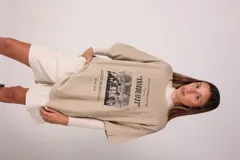 Remerón beige de algodón con estampa fotográfica en blanco y negro y texto.