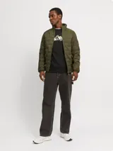 Campera verde militar acolchada, de manga larga y cuello alto. Tiene cierre frontal con cremallera y bolsillos laterales con cierre.