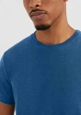 Camiseta básica de manga corta, cuello redondo y calce regular, color rojo jaspeado.