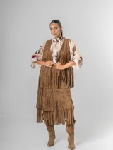 Chaleco de gamuza color marrón con flecos largos y caídos.