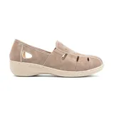 Zapato casual Korium Confort Elia color visón, con capellada de cuero ecológico con perforaciones y elástico en la parte superior.