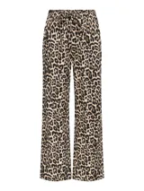 Pantalón de cintura media con estampado animal print, corte recto y cintura elástica con cordón ajustable.