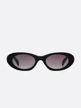 Lentes de sol negros con forma ovalada y lentes degradadas.