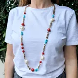 Collar largo de cadena de bronce con cuentas de coral, turquesa y nácar.