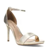 Sandalias de fiesta doradas, con taco fino alto, tira delgada sobre los dedos y pulsera tobillera con hebilla.