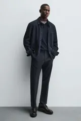 Zapato de vestir estilo derby, color negro, con capellada de cuero, horma redonda y suela de goma con volumen.