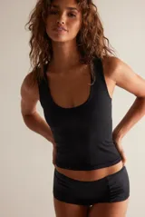 Top negro ajustado al cuerpo, de escote redondo y sin mangas.