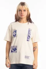 Remera unisex color crema de algodón con cuello redondo y manga corta. Presenta tres estampados rectangulares en azul con motivos japoneses y la leyenda "Seventy Water From Japan With Love".