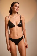 Traje de baño de dos piezas color bordó brillante, compuesto por un corpiño triangular con tirantes finos y una bombacha clásica.