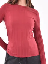 Remera negra de manga larga con cuello redondo y tejido acanalado.