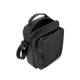 Morral negro con apertura superior y cierre. Tiene dos bolsillos frontales con cierre, uno de ellos de apertura vertical. También tiene un bolsillo trasero con cierre. La correa es de galón regulable y tiene un asa.
